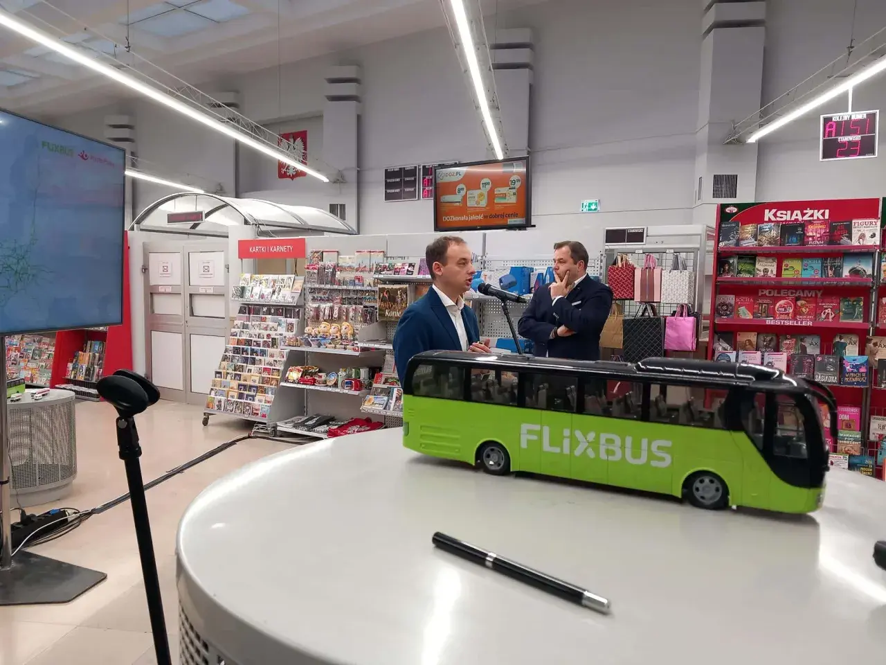 Na prezentacji modelu Flixbus dyskutują, czy można kupić bilet u kierowcy.