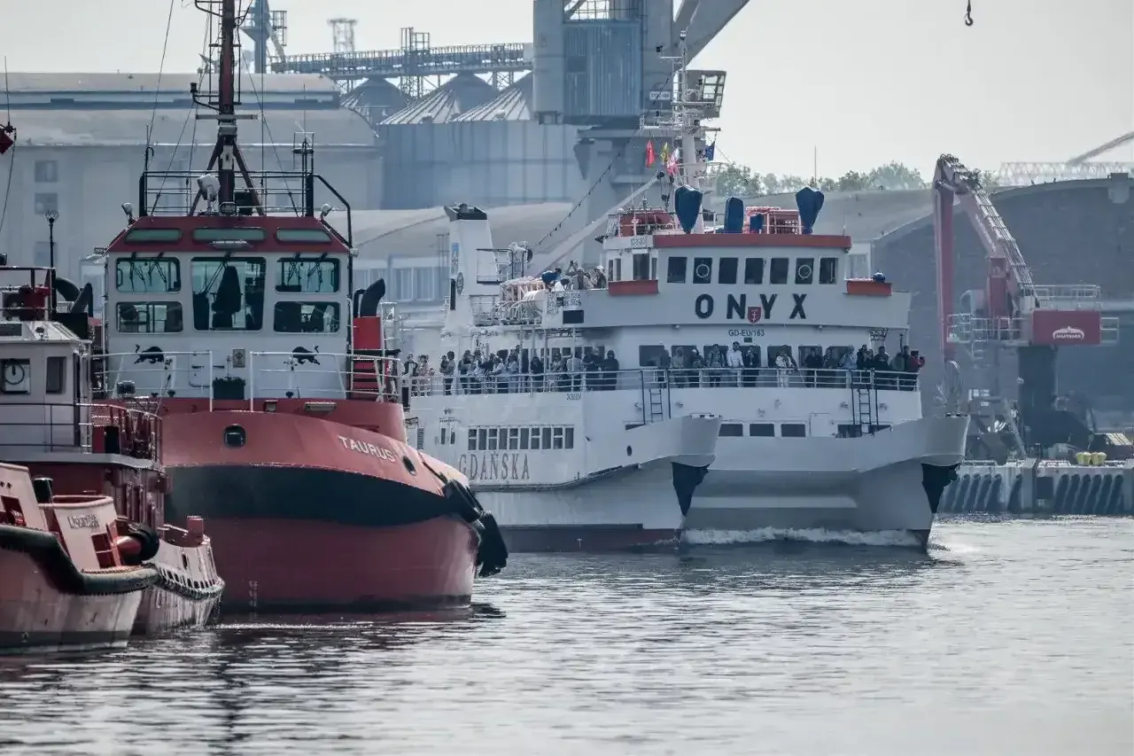 Statek pasażerski "Onyx" i holowniki "Taurus" w porcie w Gdańsku.