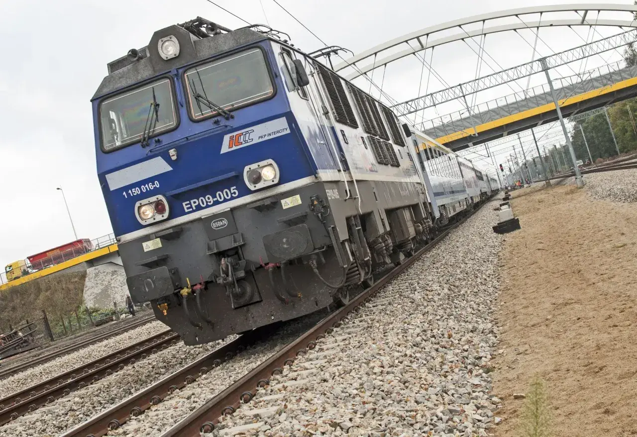 Niebieski pociąg PKP Intercity EP09-005 jedzie po torach. Sprawdź pendolino Katowice - Kołobrzeg cena biletu.