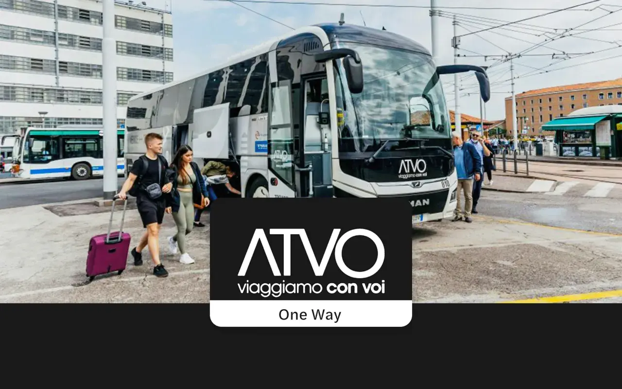 Młoda para z walizką na lotnisku TSF, wsiada do autobusu ATVO.
