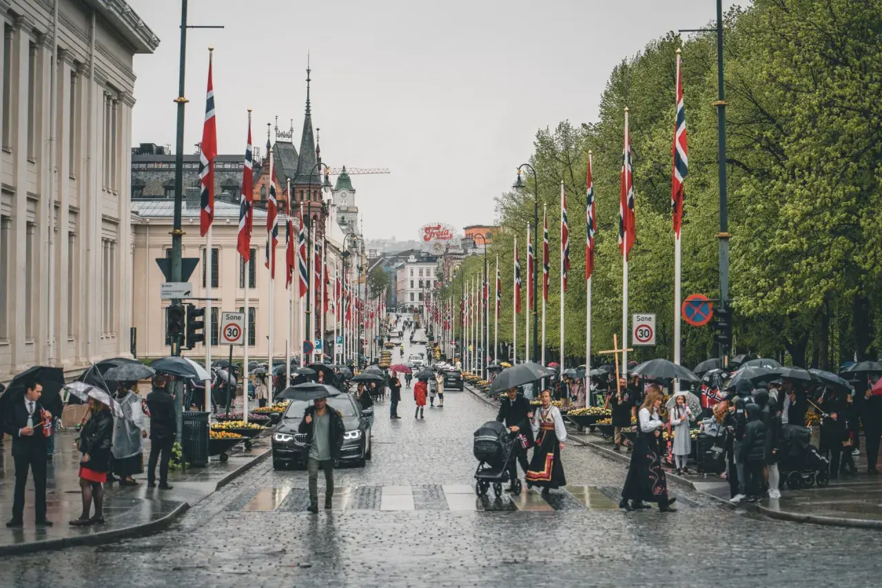 Deszczowy dzień w Oslo, tłumy z parasolami i norweskimi flagami. Czy warto odwiedzić to miasto?
