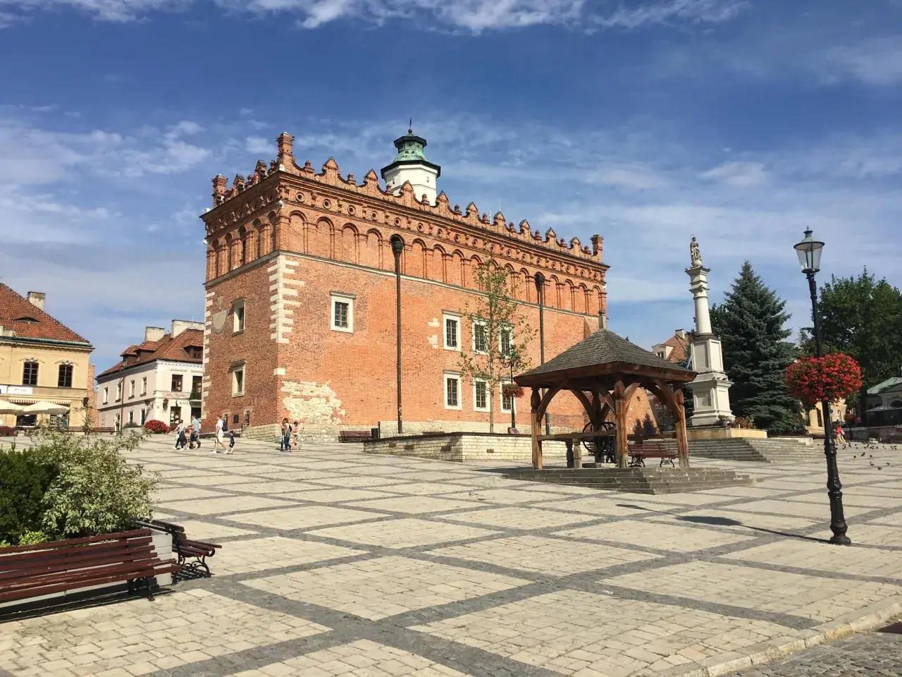 Rynek w Sandomierzu, z Ratuszem w tle, zachęca do spaceru. Trasa Kielce Sandomierz to idealny pomysł na wycieczkę.