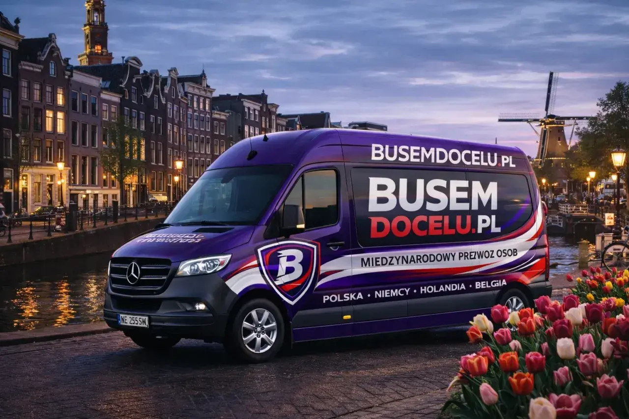 Fioletowy bus "BusemDoCel.pl" na tle Amsterdamu. Międzynarodowy przewóz osób z Polski, Niemiec, Holandii i Belgii.