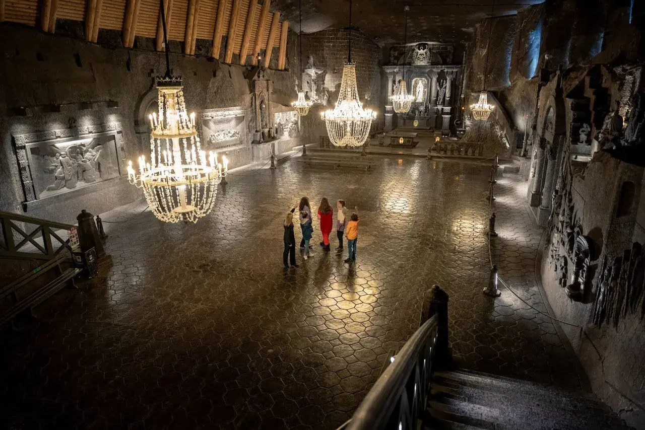 Wielka Sala w Kopalni Soli "Wieliczka", gdzie można kupić bilety, zachwyca kryształowymi żyrandolami i solnymi rzeźbami.