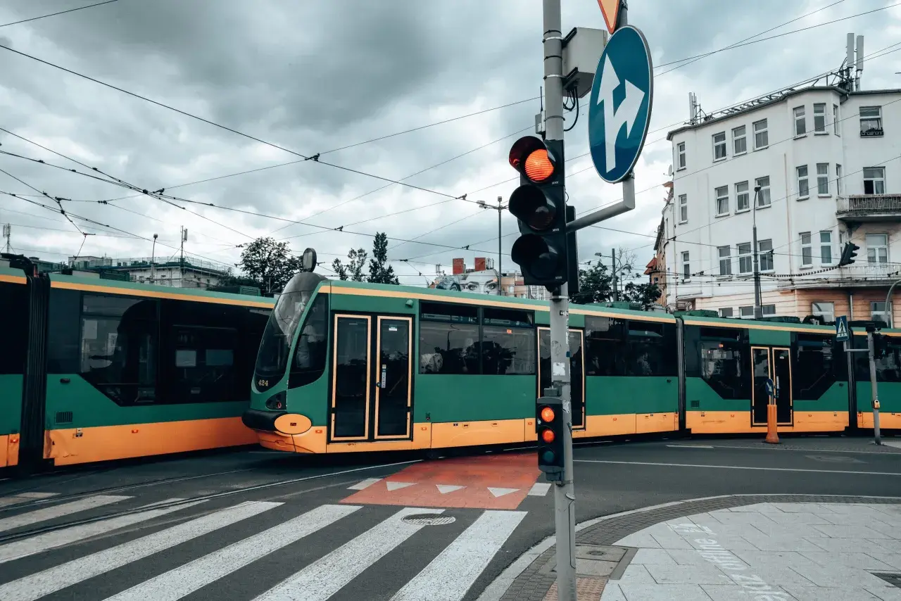 Zielony tramwaj w Poznaniu czeka na zielone światło. Gdzie kupić bilet na tramwaj poznań?