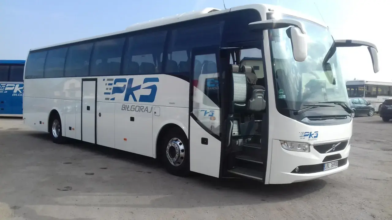 Biały autokar PKS Biłgoraj z otwartymi drzwiami. Sprawdź bus Lublin - Biłgoraj cena biletu.