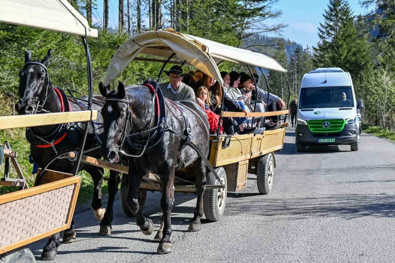 Zakopane: przejazd fasiągiem do Palenicy Białczańskiej. Cena busa na trasie? Turyści podziwiają Tatry.