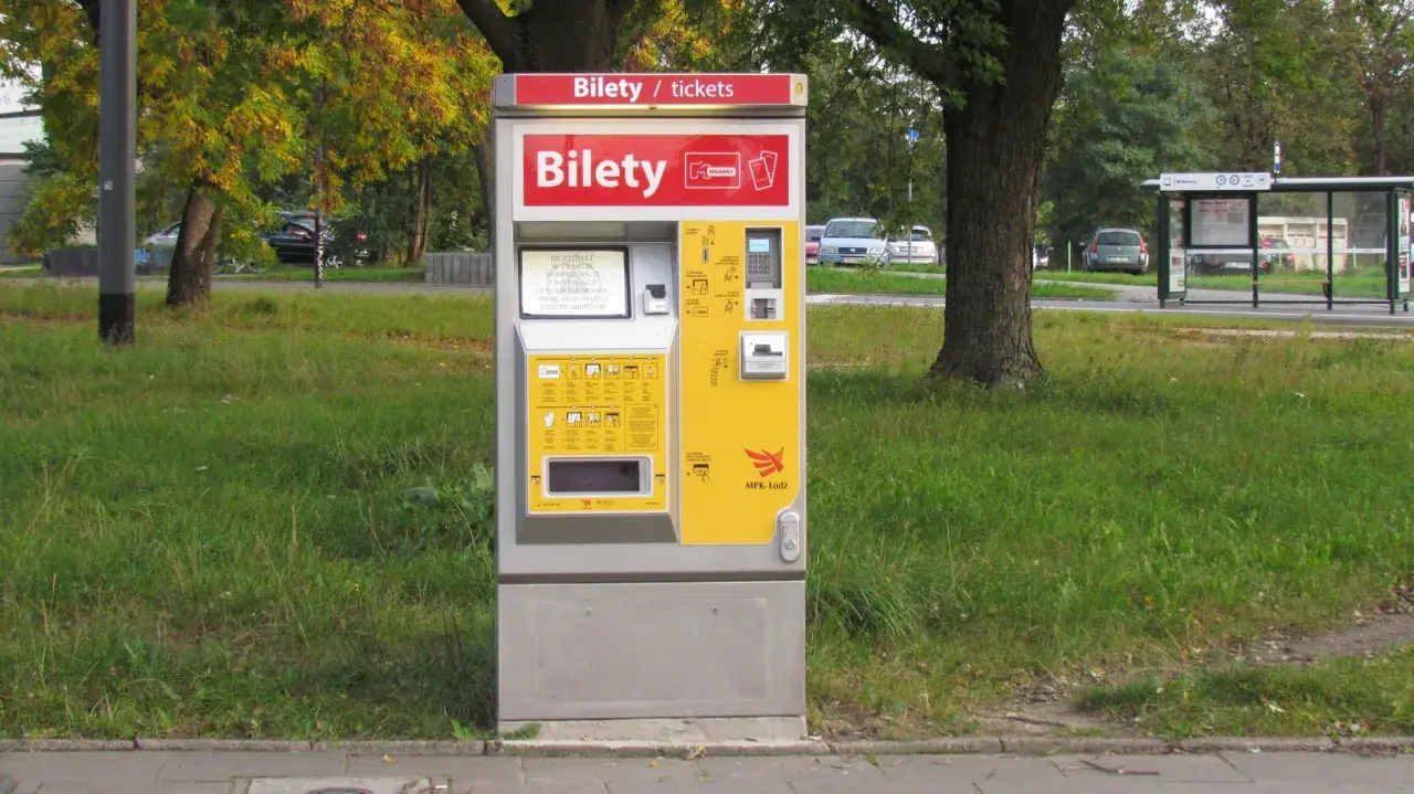 Biletomat MPK Łódź przy przystanku. Kupisz tu bilety na tramwaj i autobus.