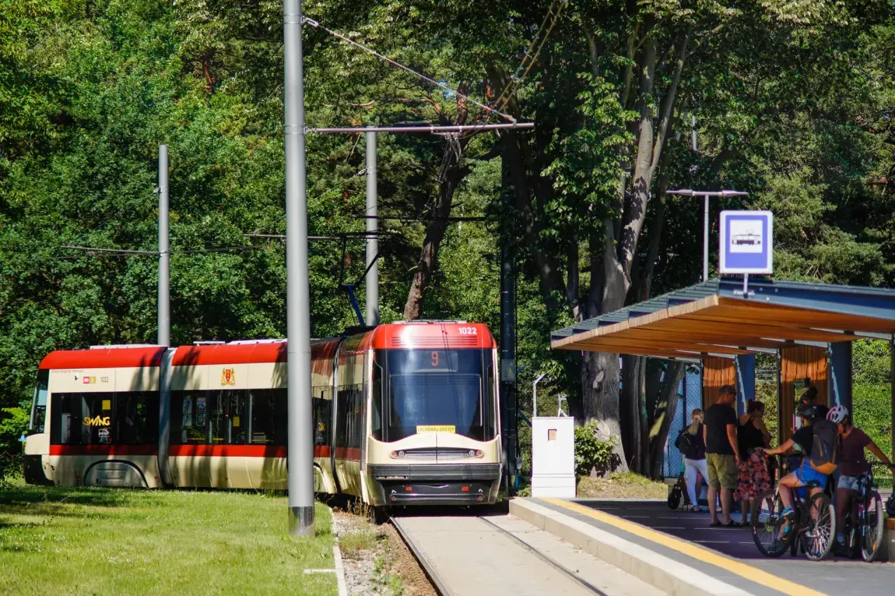 Tramwaj linii 9 czeka na pasażerów, którzy chcą dowiedzieć się, jak dojechać z dworca w Gdańsku na plażę.