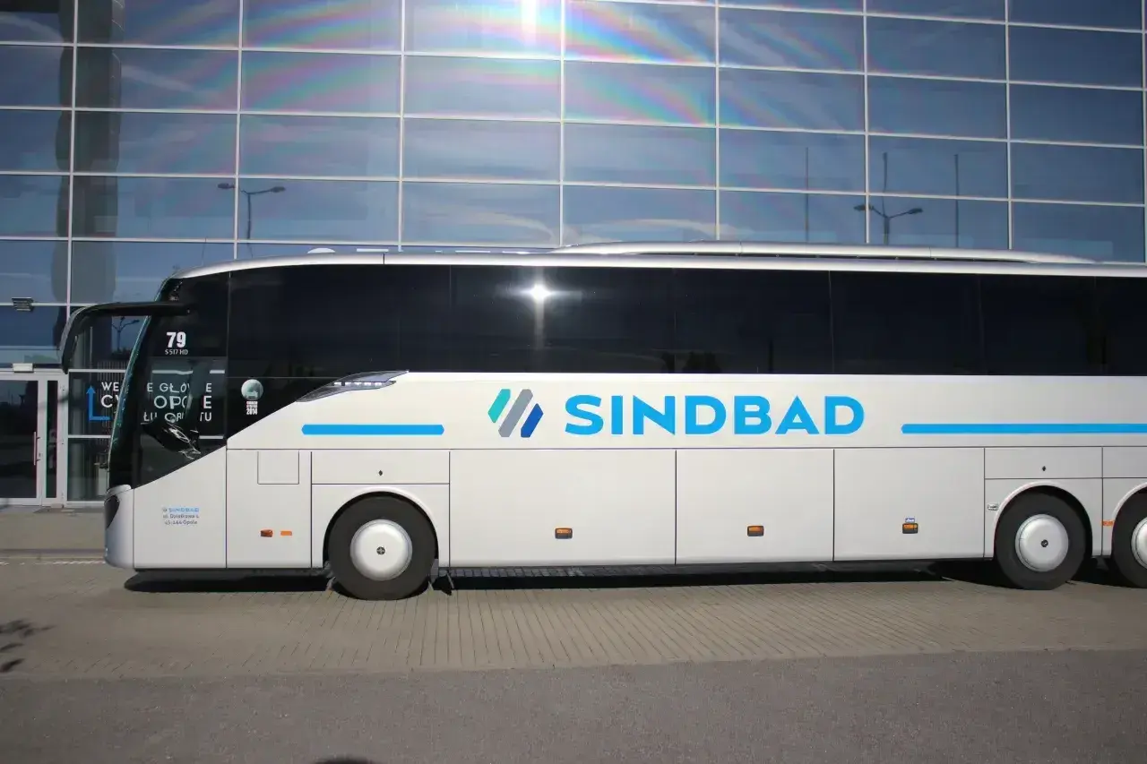 Biały autokar Sindbad z niebieskim logo. Sprawdź Sindbad ceny biletów na podróż.