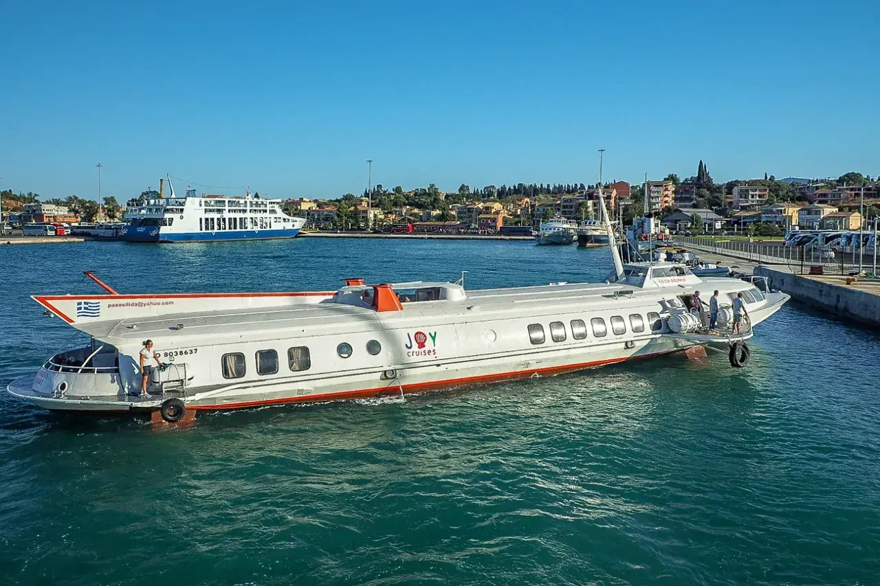 Hydrofoil "Joy Cruises" w drodze z Korfu do Sarandy. W tle prom pasażerski.
