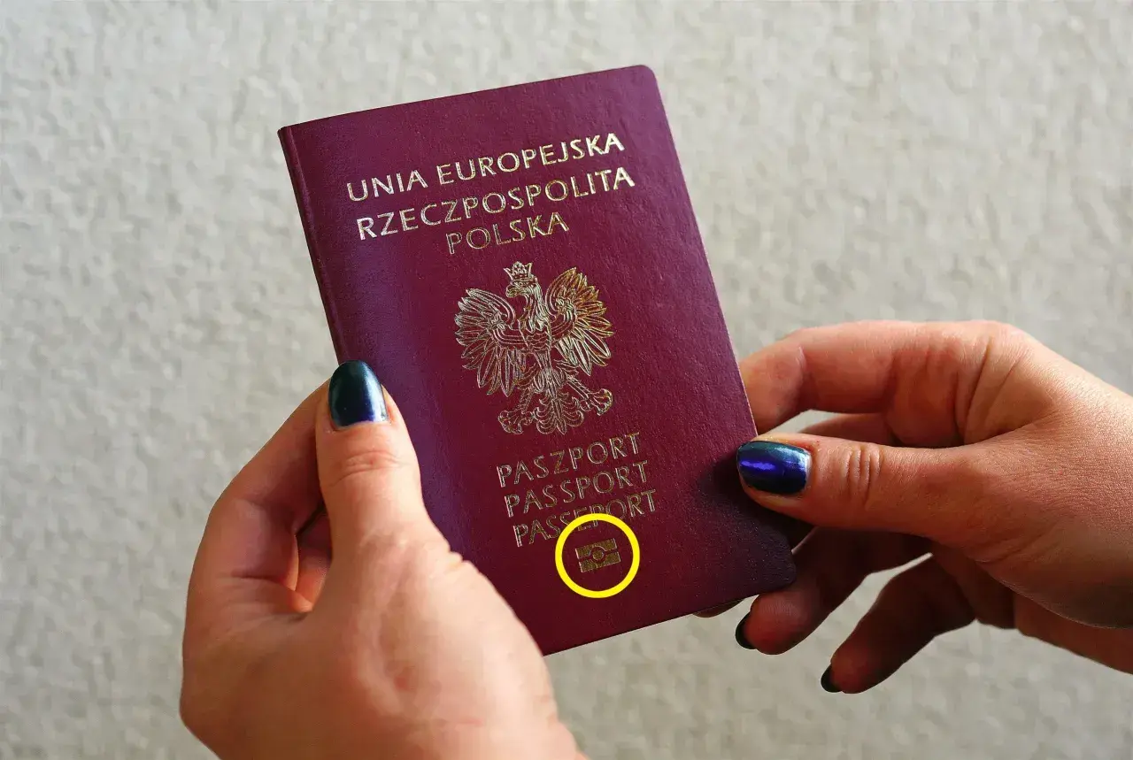 Polski paszport z godłem orła, gotowy na podróż do Norwegii na dowód.