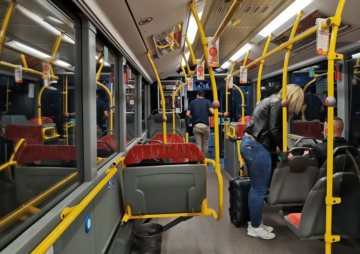 Wnętrze autobusu w Zadarze. Pasażerowie z bagażami korzystają z zadarskiej komunikacji miejskiej.