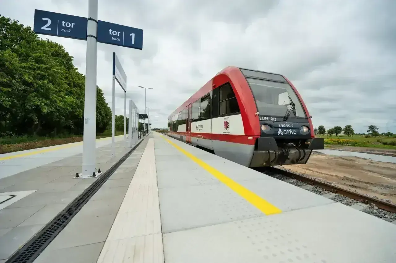 Czerwony pociąg Arriva na stacji, gotowy do podróży z Lublina do Katowic.