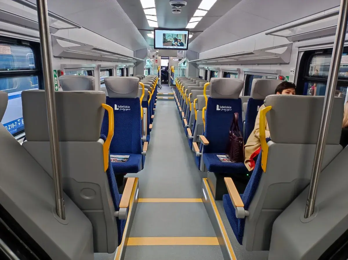 Wnętrze szynobusu na trasie Lublin - Zamość. Puste siedzenia czekają na pasażerów.