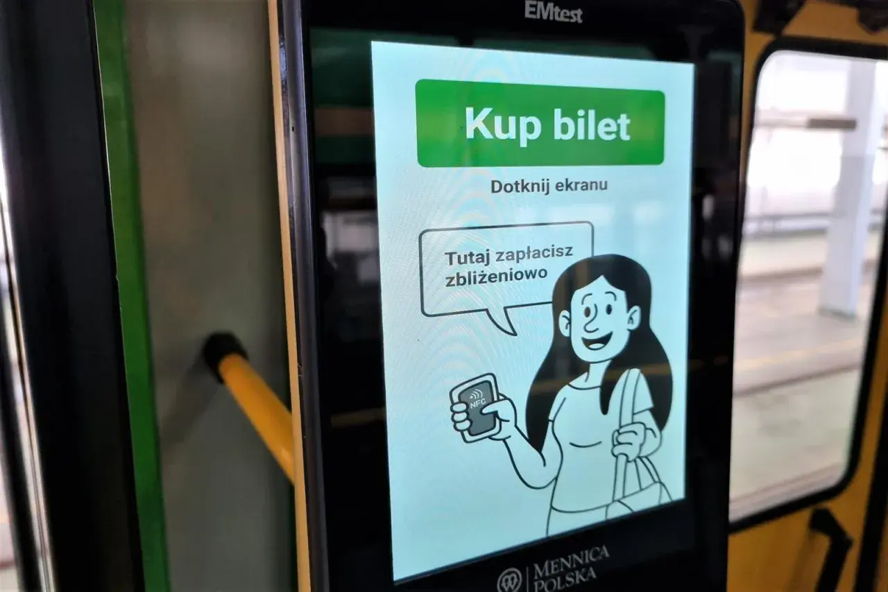 Ekran automatu MPK z napisem "Kup bilet". Można tu zapłacić zbliżeniowo, co pokazuje grafika kobiety z kartą NFC.