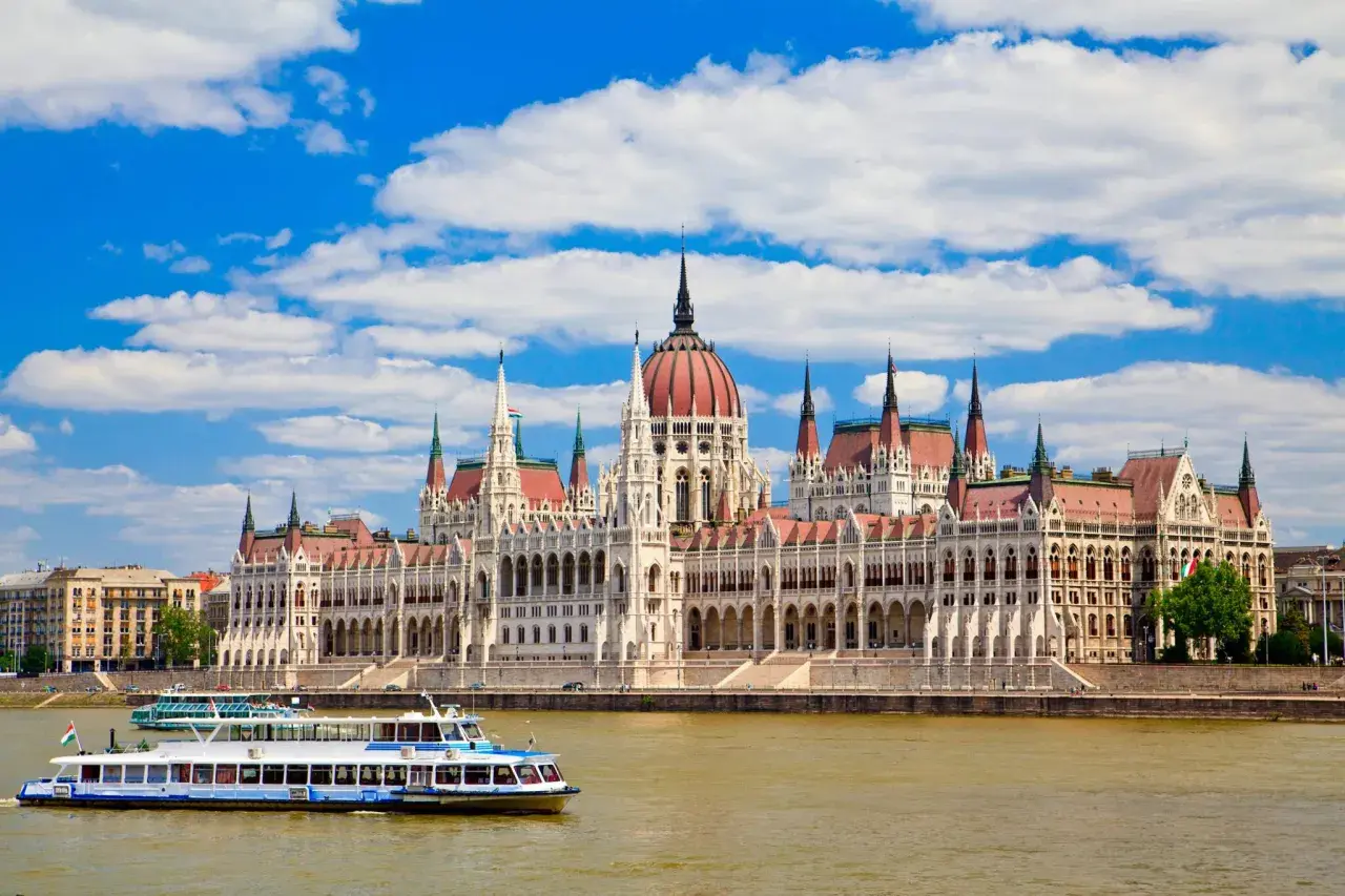 Rejs po Dunaju w Budapeszcie, obok Parlamentu. Podobne do widoku z Wrocławia, ale to stolica Węgier.