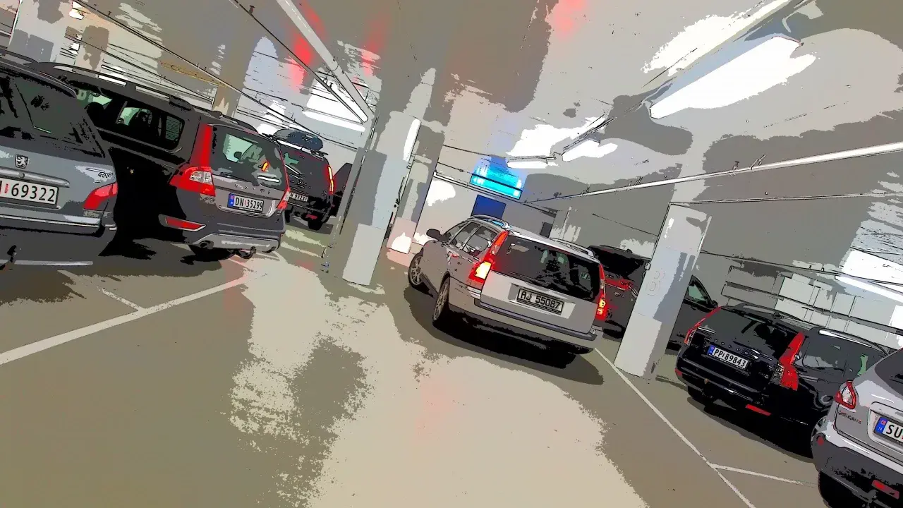 Samochody na parkingu podziemnym. Uważaj na mandaty w Norwegii, parkując w miejscach niedozwolonych.