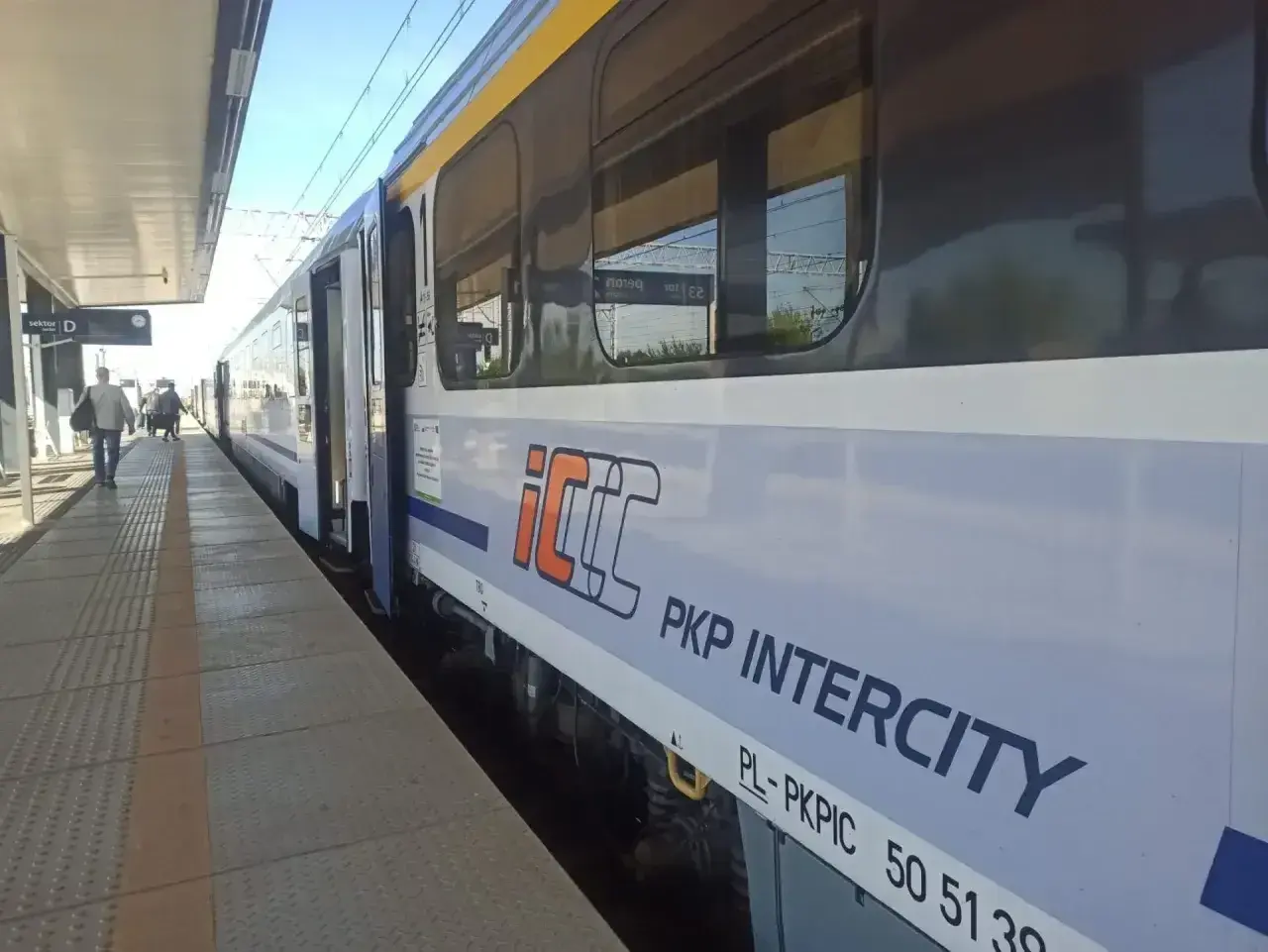Pociąg PKP Intercity na peronie, gotowy do podróży z Torunia do Gdańska.