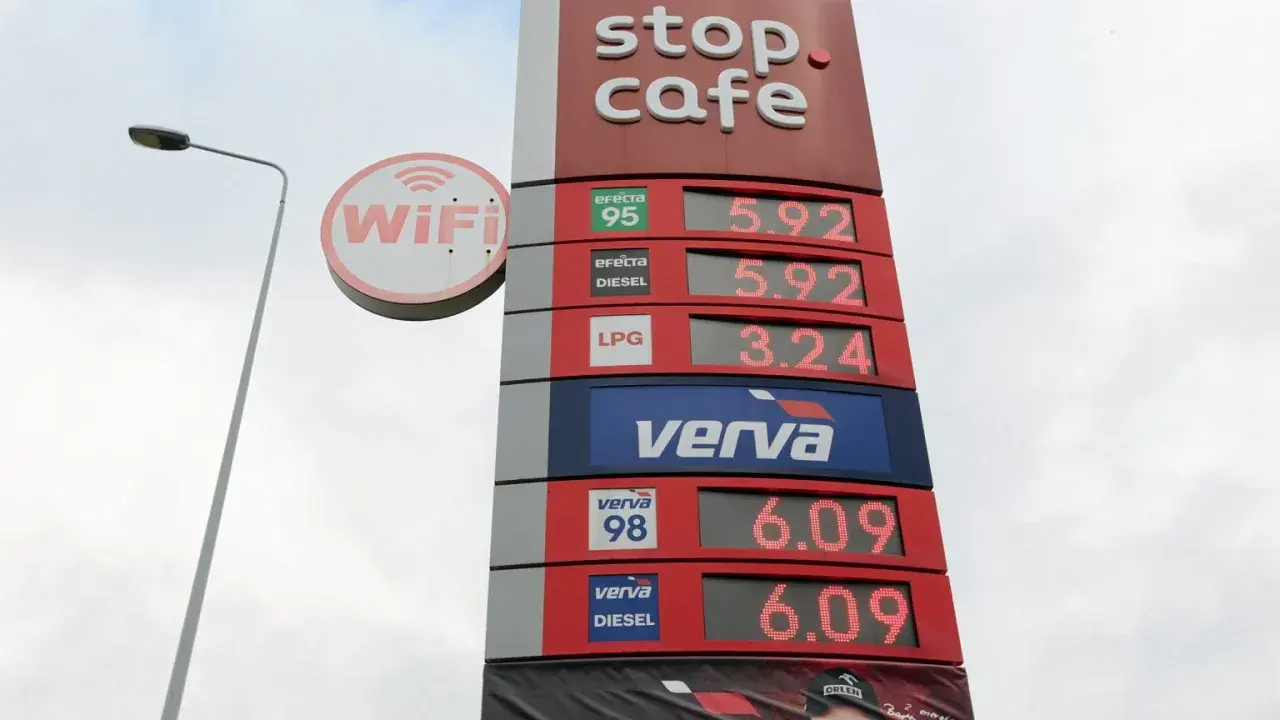 Cena paliwa Szwecja: 95 i Diesel 5.92, LPG 3.24, Verve 98 i Diesel 6.09. Stacja Orlen.