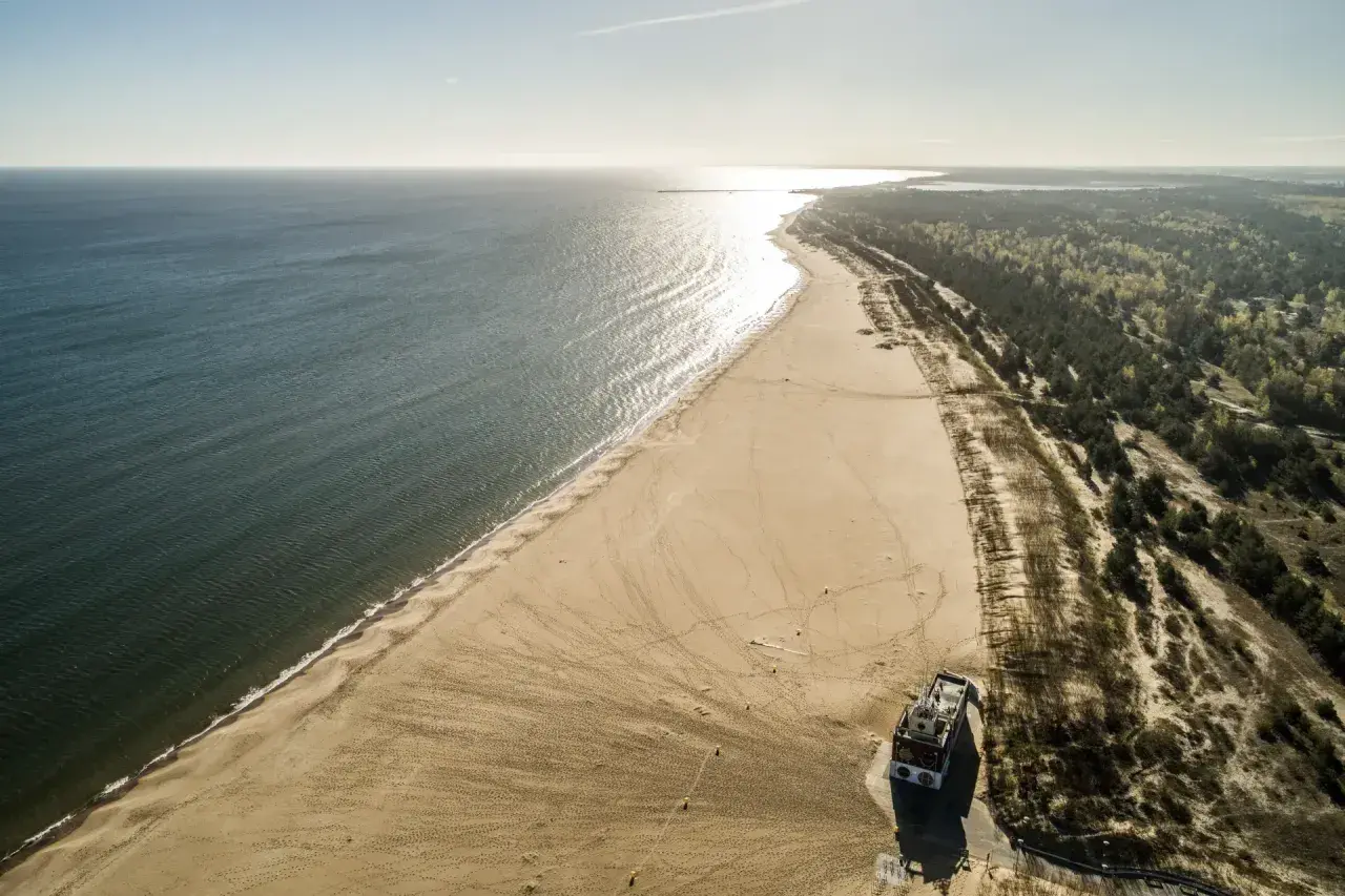 Szeroka plaża Stogi z widokiem na morze i las. Dojazd do tego miejsca jest malowniczy.