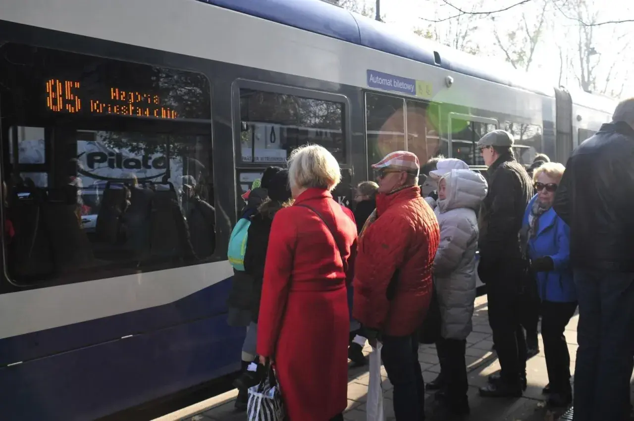 Ludzie czekają na tramwaj linii 85, który dojeżdża do Cmentarza Rakowickiego. MPK w Krakowie.