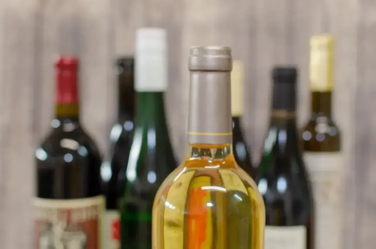 Butelki wina, być może przygotowane na podróż do Norwegii, gdzie obowiązuje limit alkoholu.