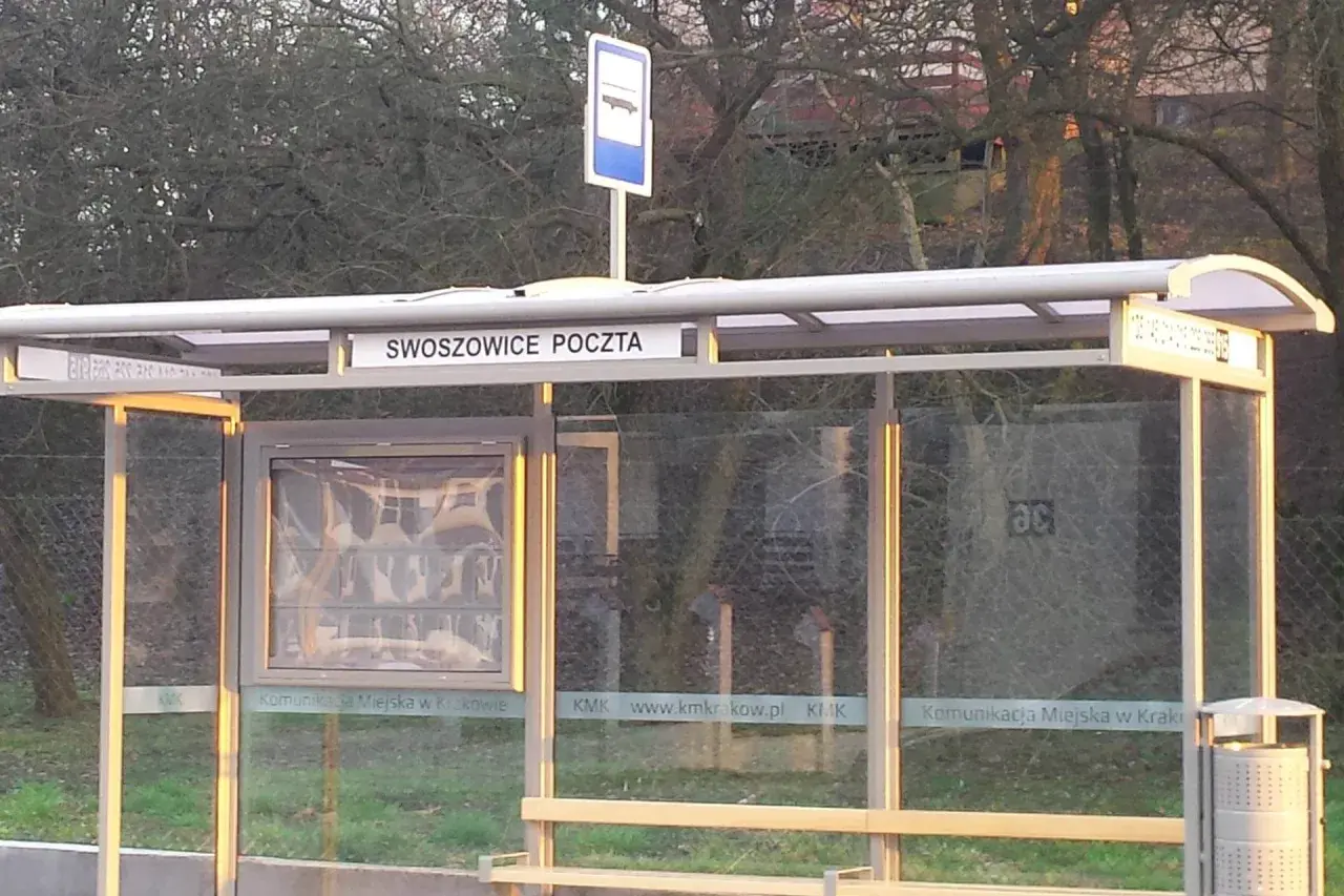 Przystanek Swoszowice Poczta, idealne miejsce na rozpoczęcie podróży po Krakowie.