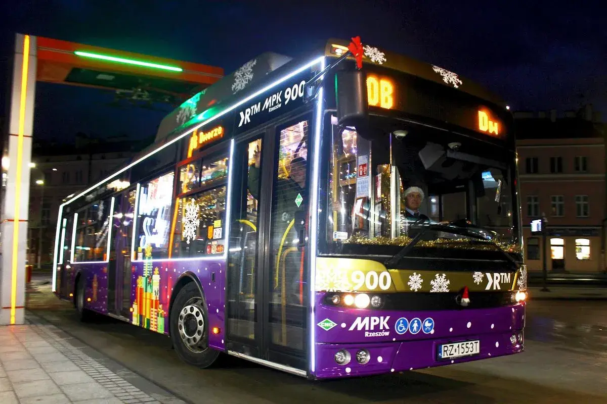 Autobus MPK Rzeszów z ozdobami świątecznymi, numer 900, z kierowcą w czapce Mikołaja.