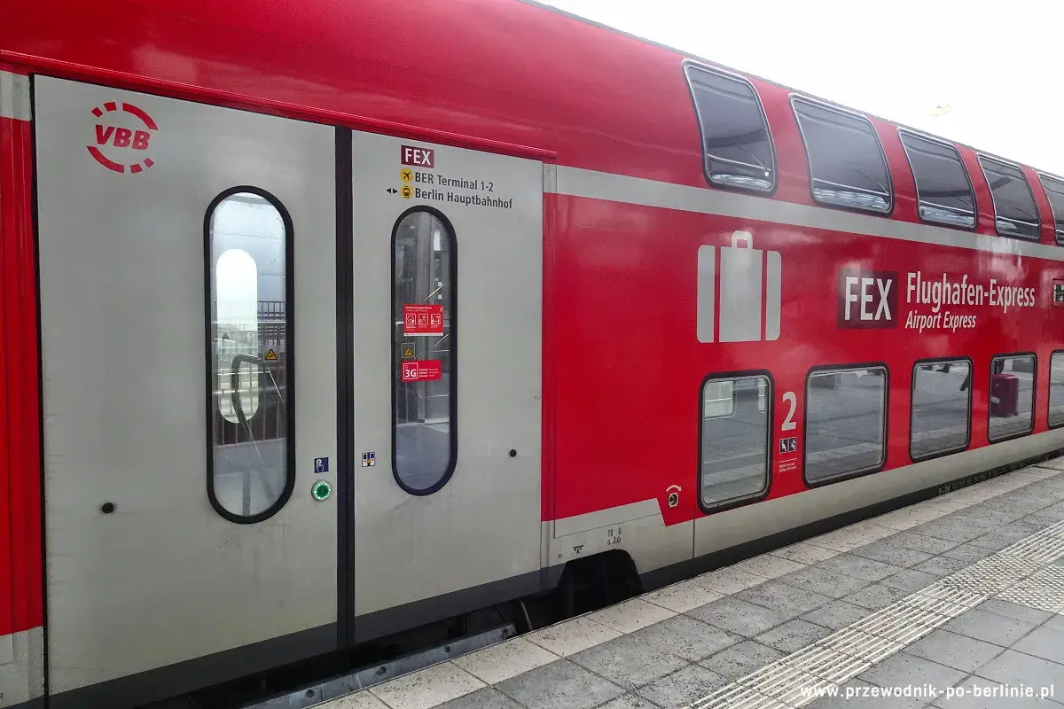 Czerwony pociąg FEX Flughafen-Express na peronie, gotowy do podróży z Poznania do Berlina na lotnisko.