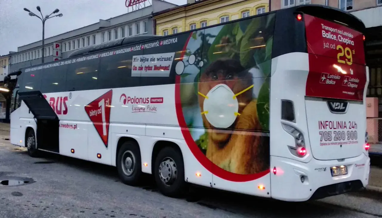 Autobus Neobus z reklamą "bilety od 1 zł" i małpą w masce. Promocja na transport na lotnisko Balice i Chopina.