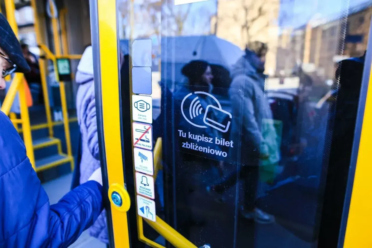 Na drzwiach autobusu w Poznaniu widnieje symbol zbliżeniowego zakupu biletu. Idealne rozwiązanie, by szybko kupić bilet weekendowy.
