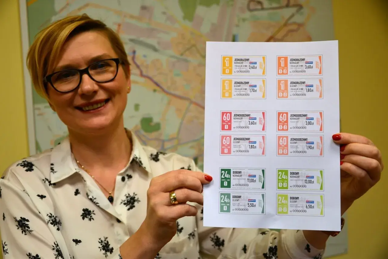 Kobieta prezentuje wydrukowane bilety ZTM Kielce. Na kartce widać różne rodzaje biletów jednorazowych, godzinnych i dobowych, z podanym cennikiem.