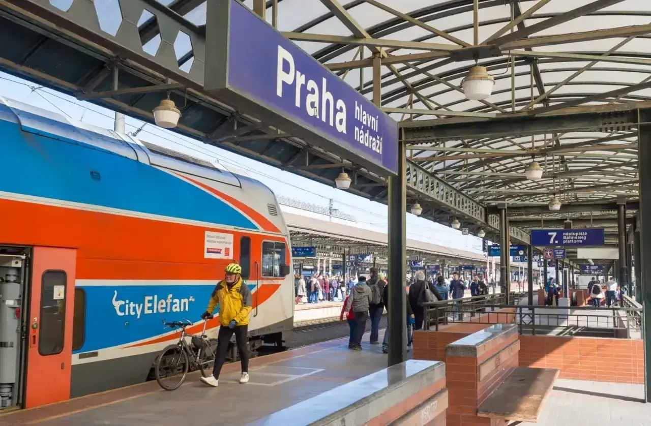 Praga, główny dworzec. Pociąg "City Elefant" czeka na pasażerów. W tle widać ludzi i perony.
