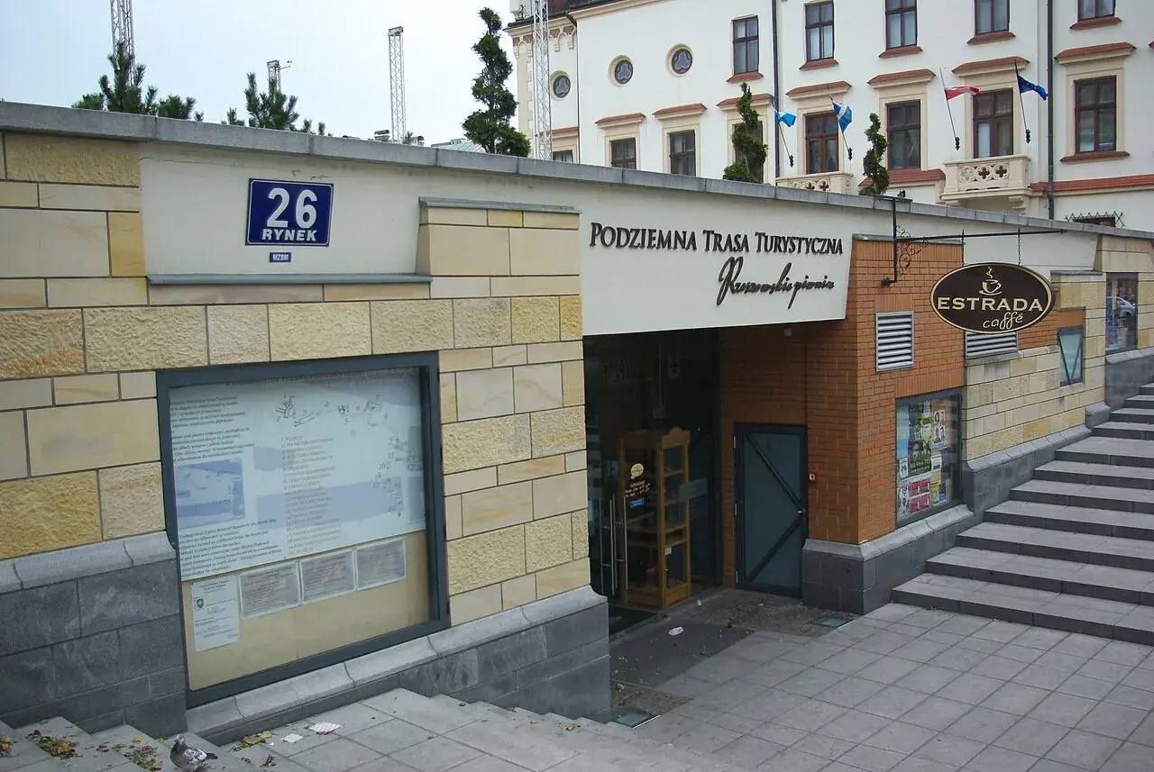 Podziemna Trasa Turystyczna w Rzeszowie, Rynek 26. Obok kawiarnia Estrada Caffé.