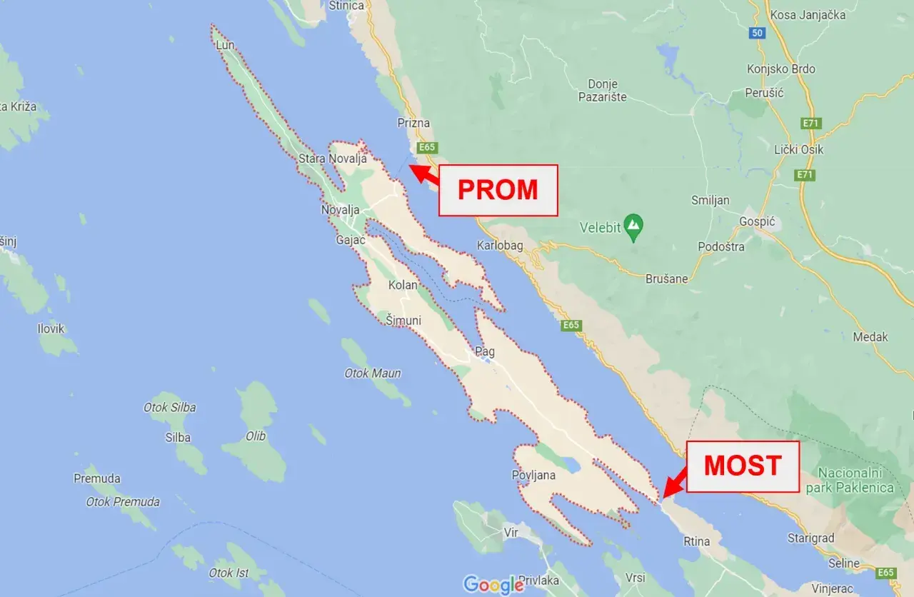 Mapa Chorwacji z zaznaczonymi wyspami Pag i okolicami. Czerwone strzałki wskazują prom i most łączące wyspę z lądem.