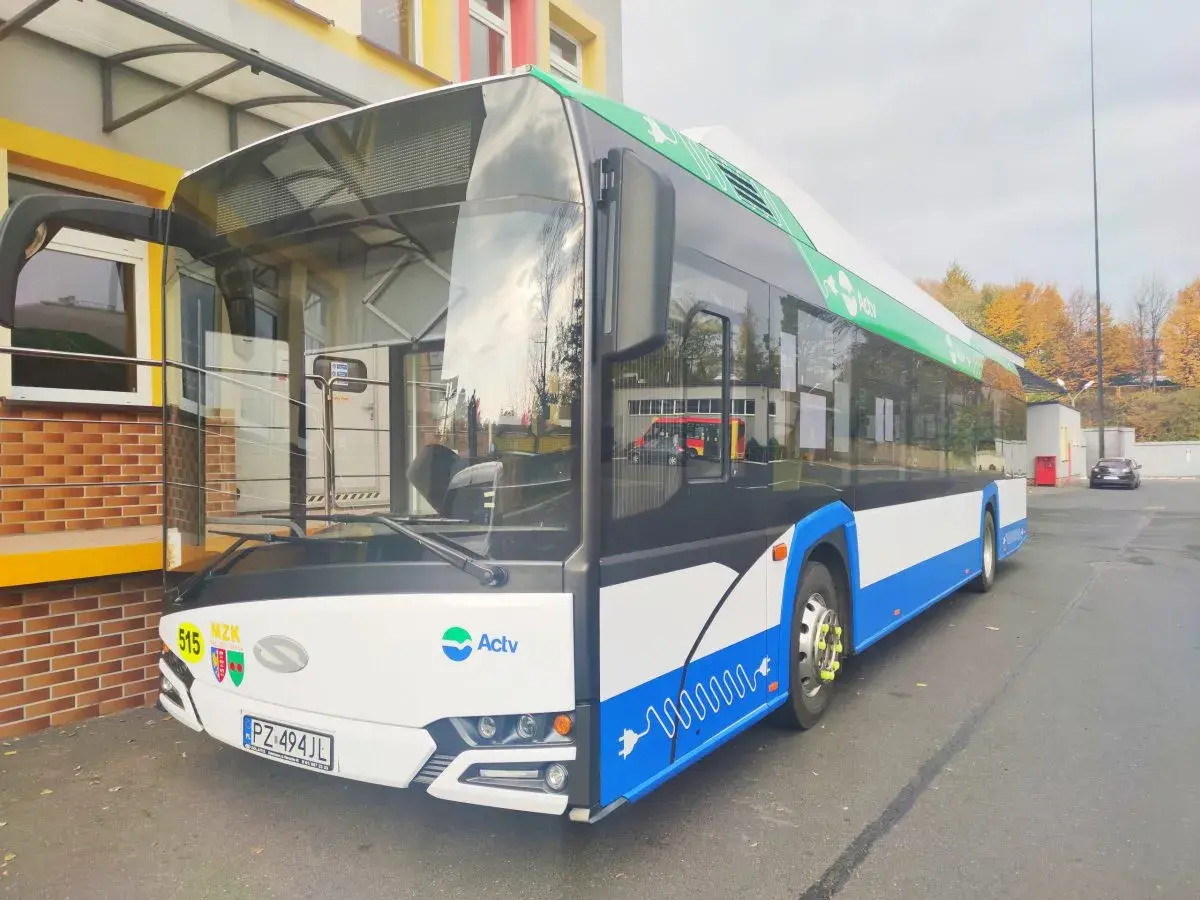 Nowoczesne autobusy elektryczne z napisem Actv i symbolem wtyczki.