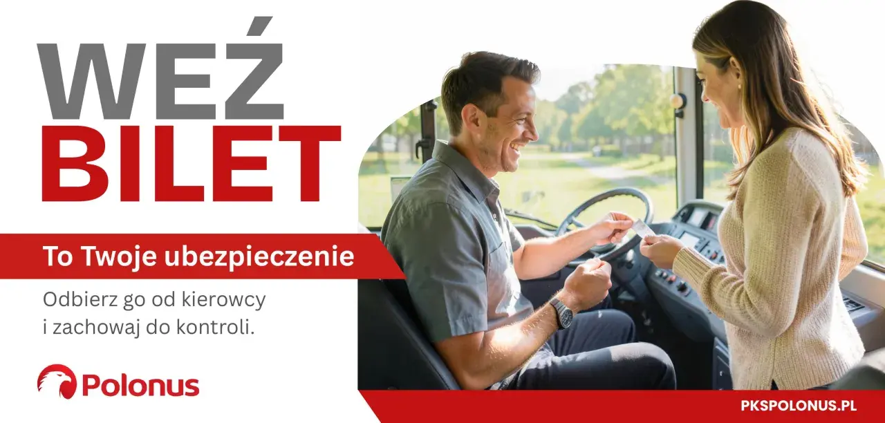 Uśmiechnięty kierowca autobusu podaje bilet pasażerce. Pamiętaj, polonus kup bilet, to Twoje ubezpieczenie.