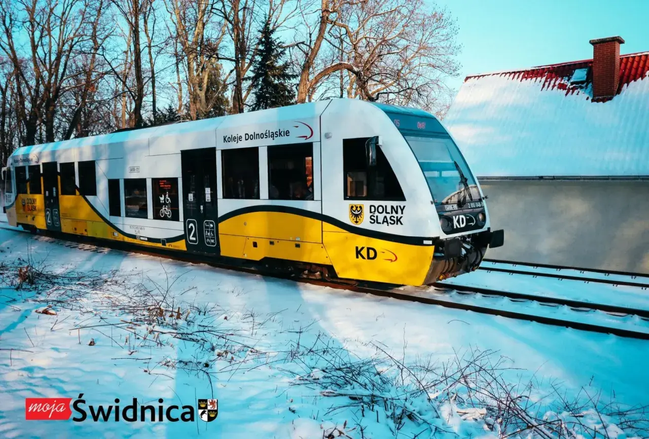 Pociąg Kolei Dolnośląskich na trasie Świdnica-Dzierżoniów, zimowy krajobraz.