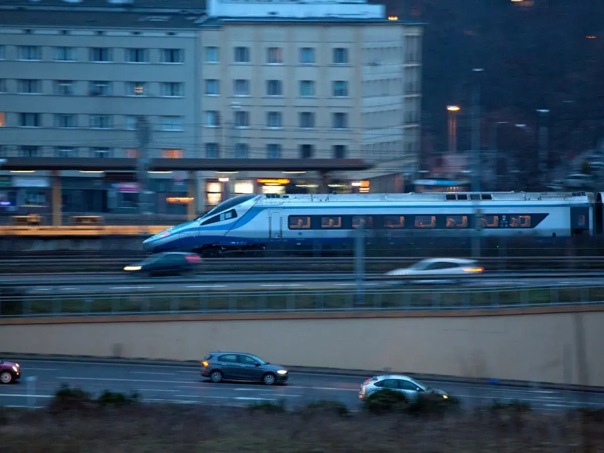 Szybki pociąg PKP mija miasto. Weteran z legitymacją może liczyć na zniżki.