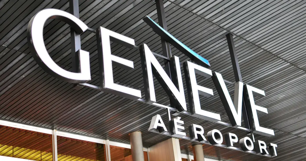 Znak "GENEVE AEROPORT" nad wejściem do jednego z lotnisk w Szwajcarii.