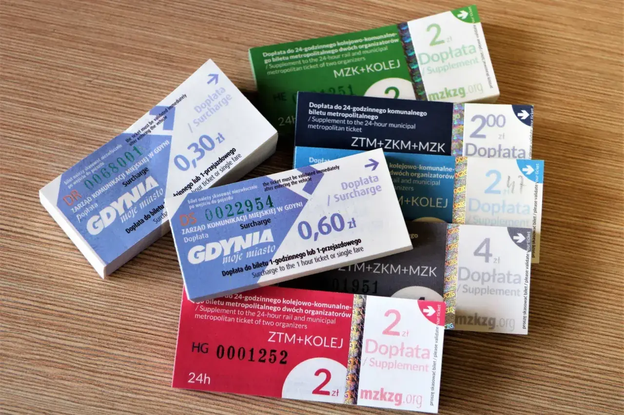 Bilety komunikacji miejskiej Gdynia, Rewa. Różne dopłaty do biletów, np. 0,30 zł, 0,60 zł, 2 zł, 4 zł.