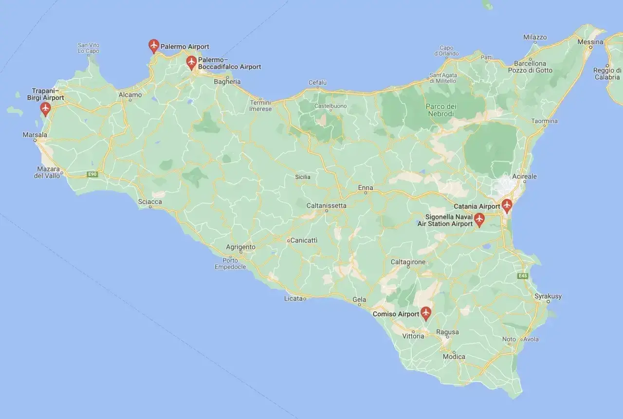 Mapa Sycylii z zaznaczonymi lotniskami: Palermo, Trapani, Sigonella, Catania i Comiso. Idealne do planowania podróży po wyspie.