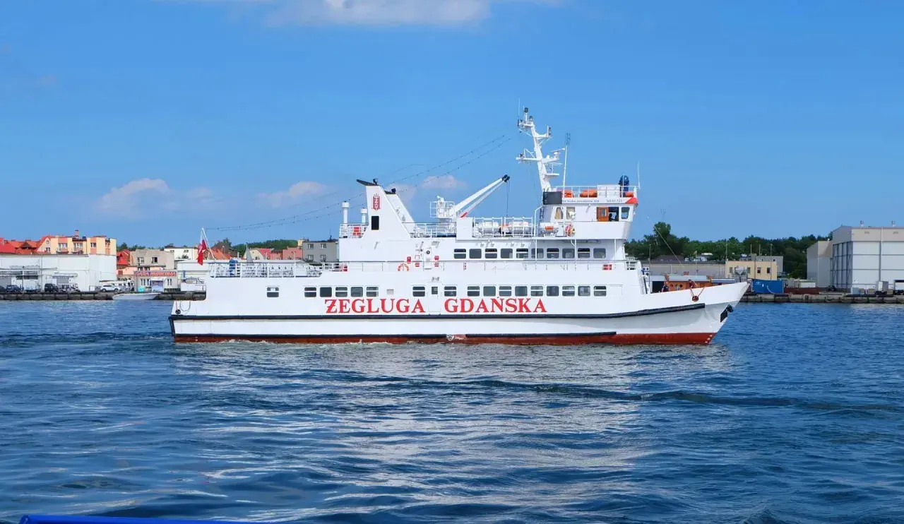 Biały statek pasażerski "Żegluga Gdańska" płynie po wodzie. Sprawdzam pkp gdynia - hel cena biletu na rejs.