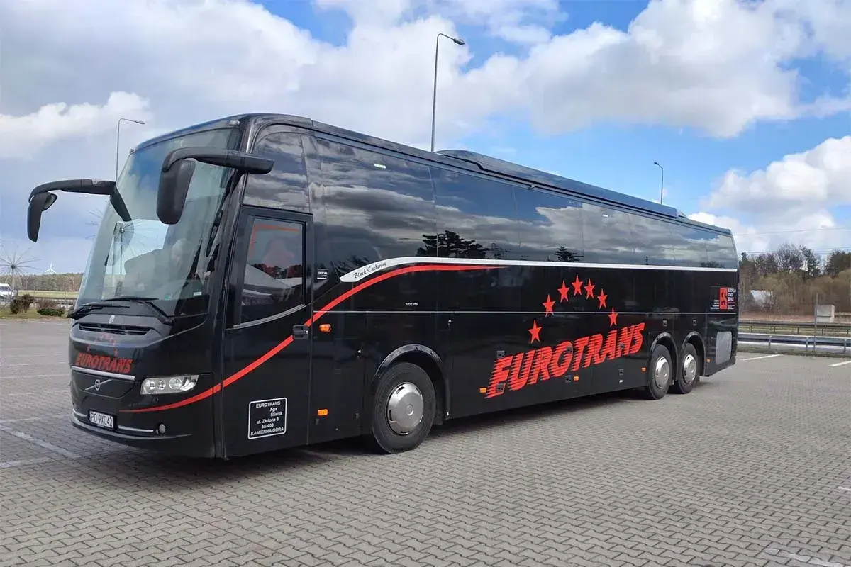 Czarny autokar Eurotrans, gotowy do podróży. Zastanawiasz się, ile się jedzie do Chorwacji autokarem?