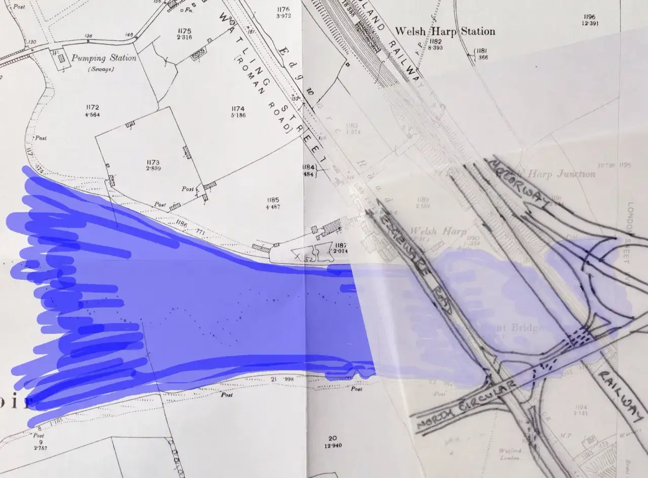 Stara mapa z zaznaczoną na niebiesko wodą i nową m1 trasą. Widać stację pomp, stację kolejową Welsh Harp i węzeł drogowy.