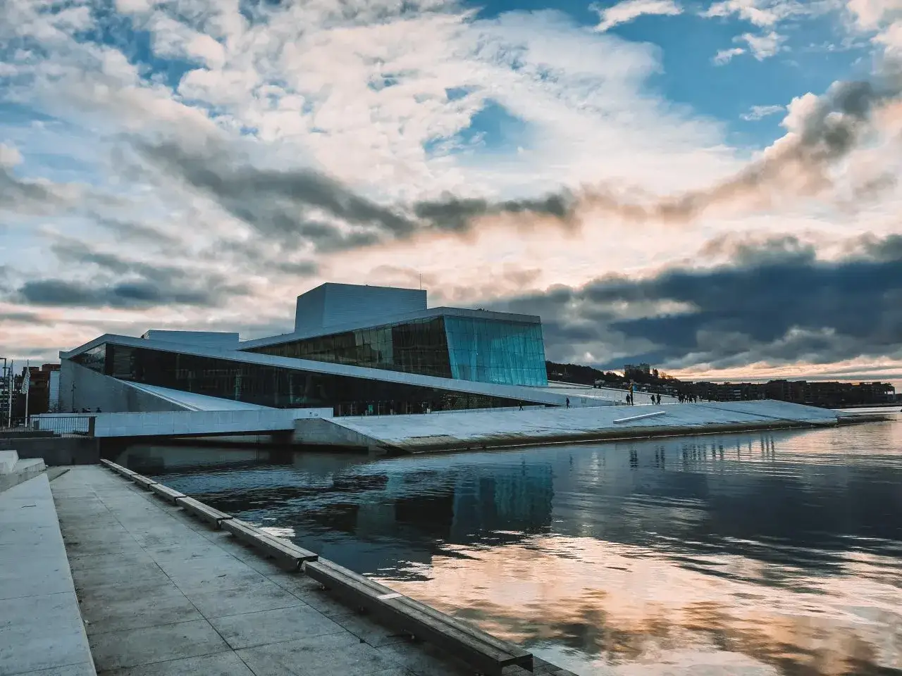 Oslo Opera House, z jego nowoczesną architekturą, odbija się w wodzie. Czy warto odwiedzić to miasto? Zdecydowanie tak!