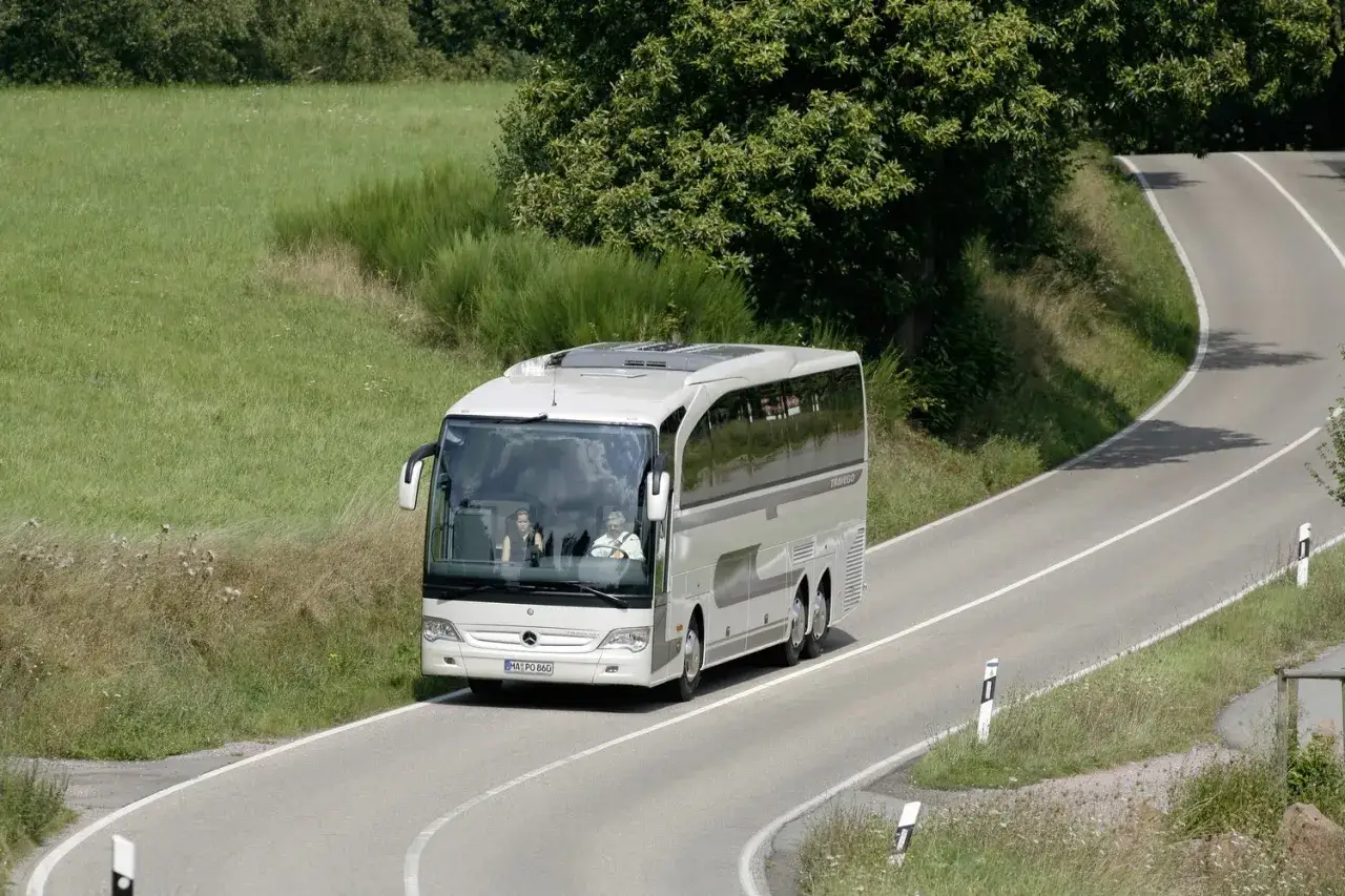 Autokar Drabas Katowice - Wisła cennik. Luksusowy autokar przemierza malowniczą trasę wśród zieleni.
