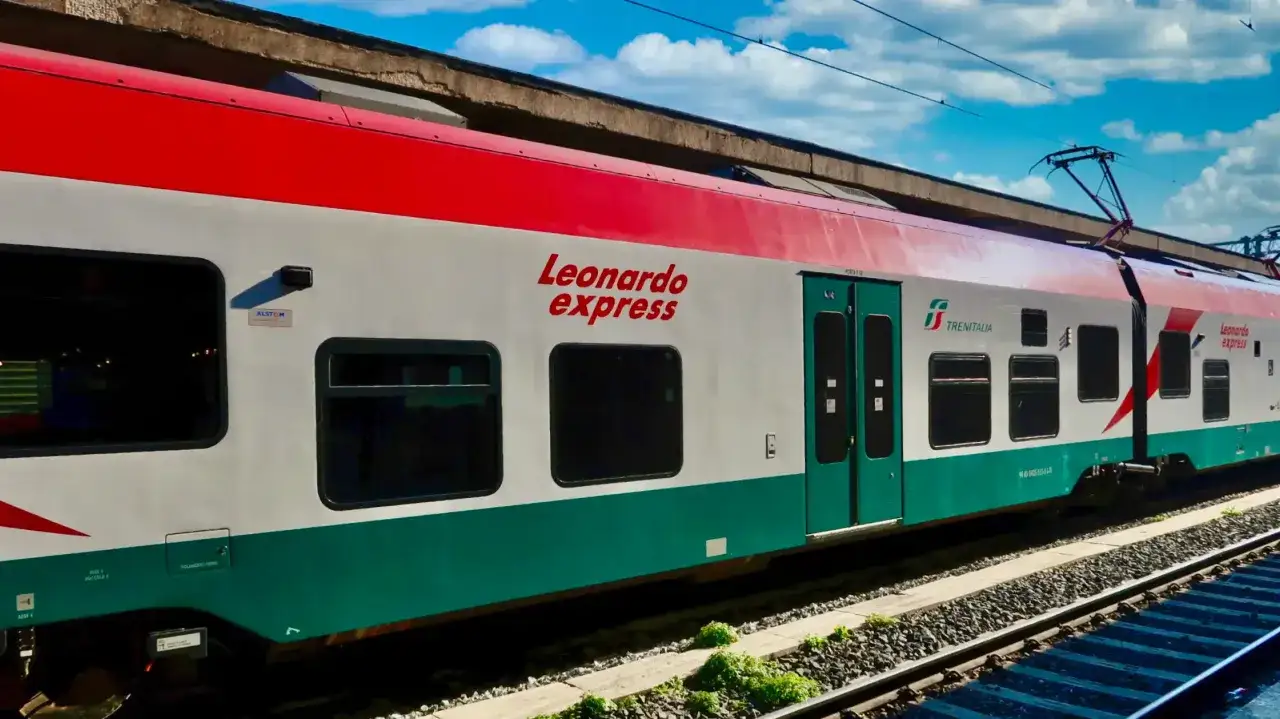 Pociąg Leonardo Express na stacji Rzym Fiumicino.
