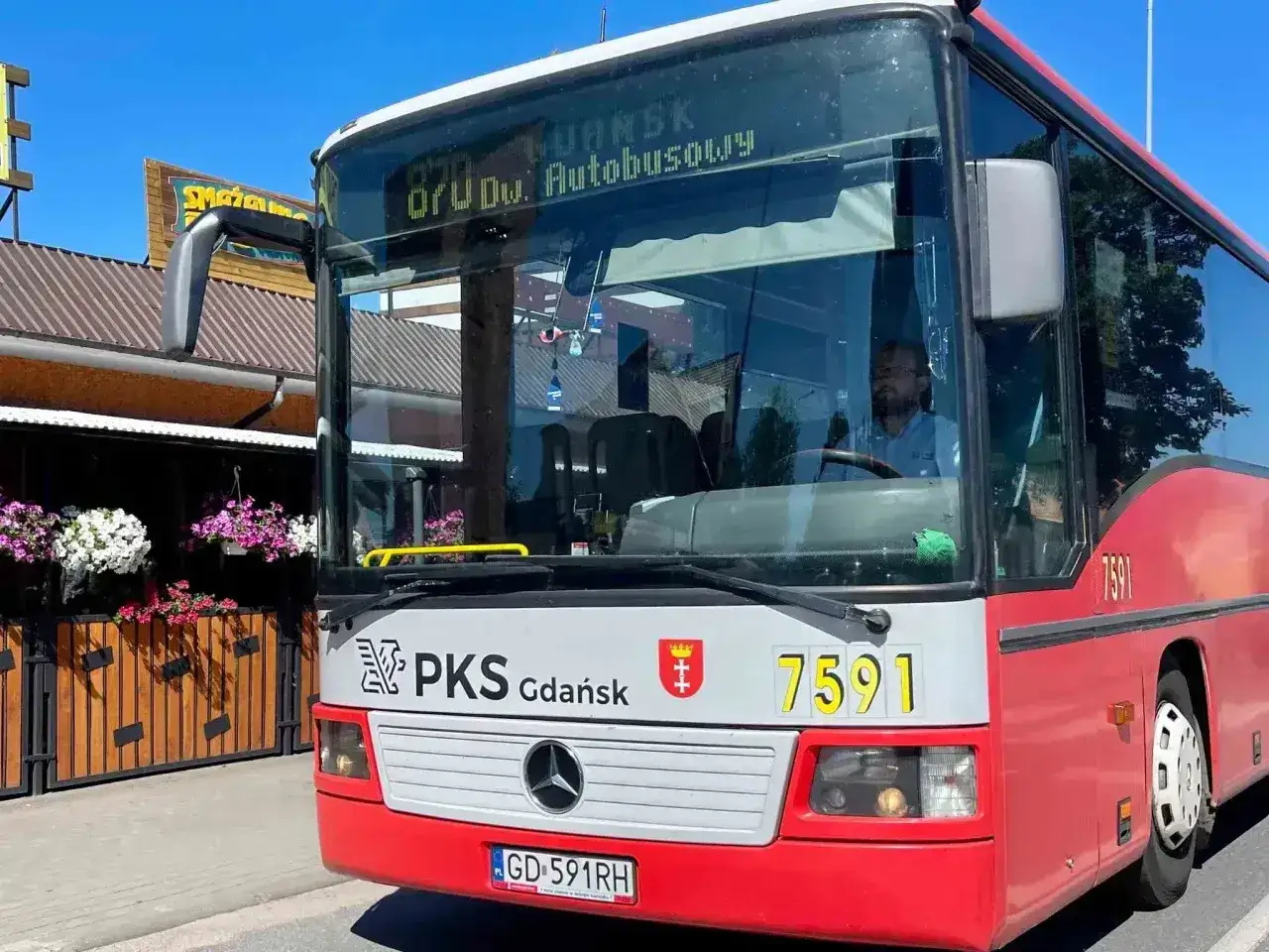 Autobus PKS Gdańsk z numerem 7591 stoi przed budynkiem w Gdańsku Stegnie.
